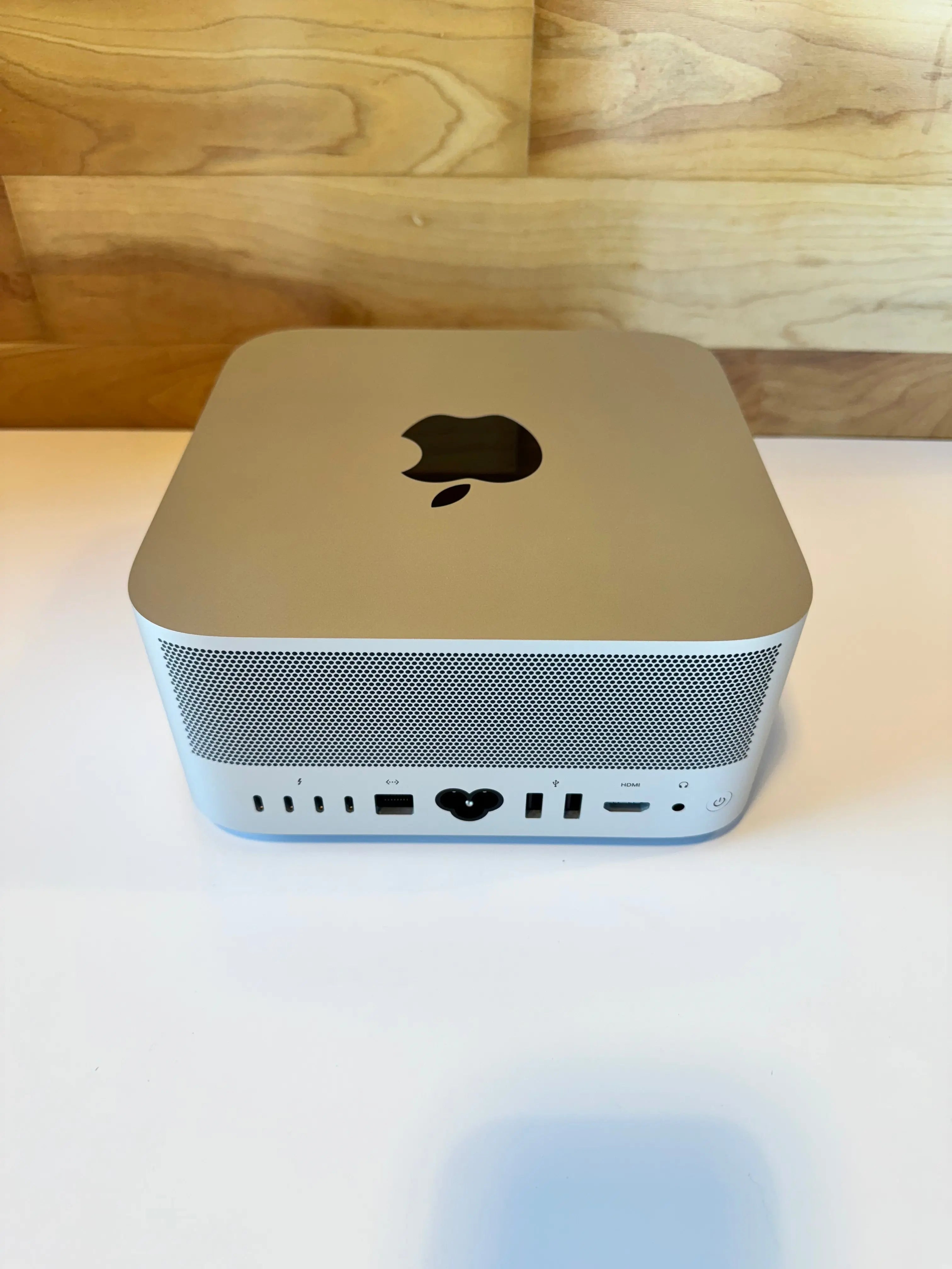 Mac　Studio Apple unveils new Mac Studio and brings Apple silicon to Mac